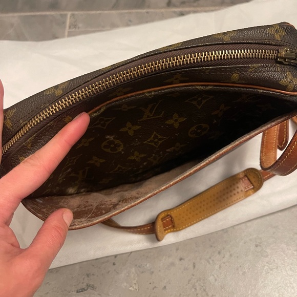 Louis Vuitton - Picture 7 of 10